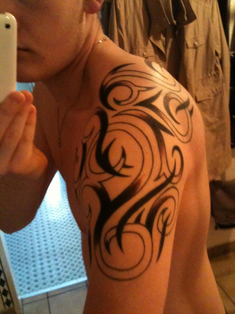 tribal shoulder tattoo